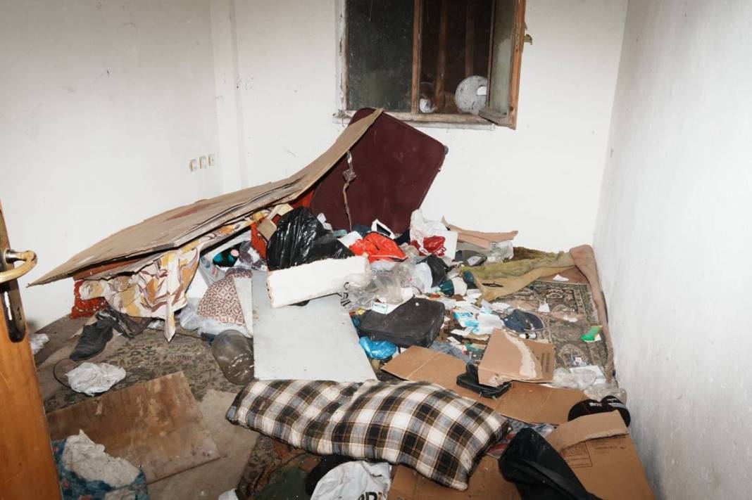 Çöp ev şikayetine giden belediye ekibi küçük dilini yuttu! 5 gün sürdü, onlarca kamyon geldi gitti 9